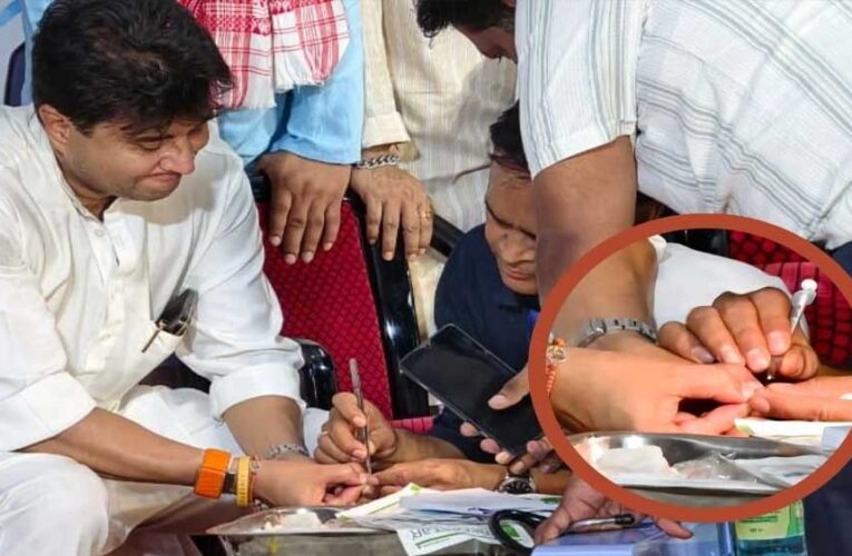 अशोकनगर रेलवे स्टेशन पर मंत्री सिंधिया को मधुमक्खी ने काट लिया, डॉक्टर ने किया प्राथमिक उपचार