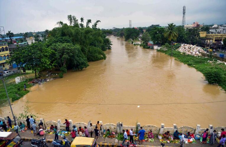 पूर्वोत्तर राज्यों में भारी बारिश, बाढ़ और भूस्खलन से तबाही ,असम, मणिपुर, सिक्किम और अरुणाचल प्रदेश में 34 लोगों की मौत