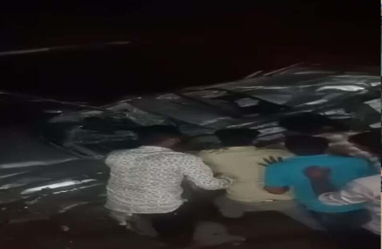 अकोला में दर्दनाक सड़क हादसा! पुल की रेलिंग तोड़ते हुए 30 फीट नीचे गिरी, 3 लोगों की मौत