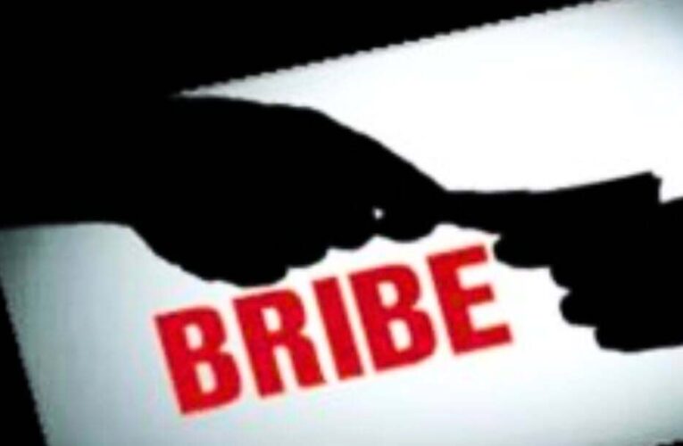 मध्याह्न भोजन की राशि खाते में ट्रांसफर करने मांगी रिश्वत, लोकायुक्त पुलिस ने महिला पर्यवेक्षक को रंगे हाथ पकड़ा