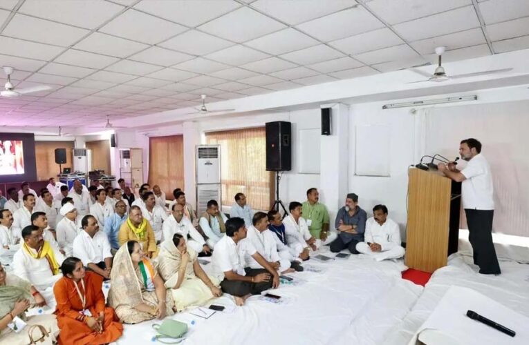 राहुल गांधी ने पीसीसी कार्यालय में विधायक दल की बैठक में  कई विधायक नदारद नजर आए