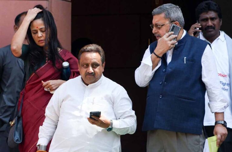 तृणमूल कांग्रेस के दो वरिष्ठ सांसद महुआ मोइत्रा और कल्याण बनर्जी एक बार फिर खुलकर आमने-सामने आए