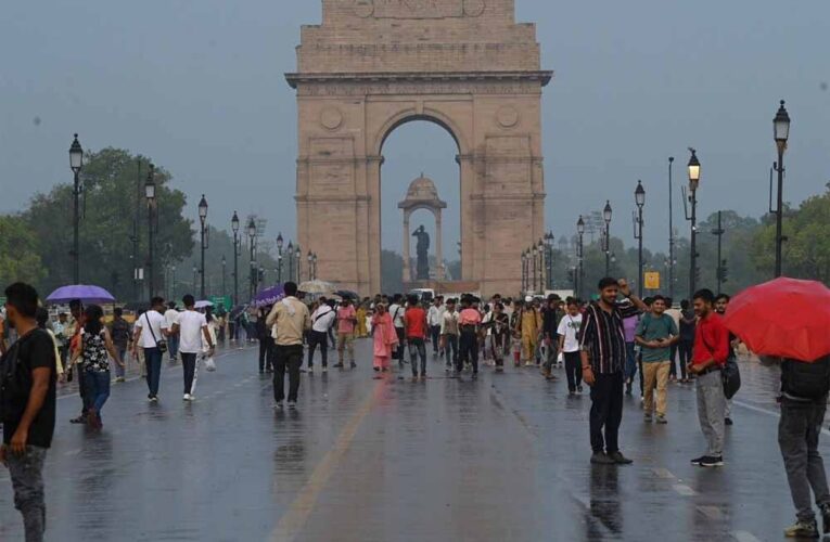 दिल्ली में मौसम अचानक बदल गया, कई इलाकों में तेज आंधी के साथ बारिश शुरू हो गई, मौसम विभाग ने किया अपडेट