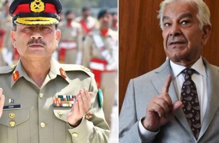 सेना और सरकार के गठजोड़ की तारीफ करने पर पाकिस्तानी रक्षा मंत्री को अपने ही देश में आड़े हाथों लिया