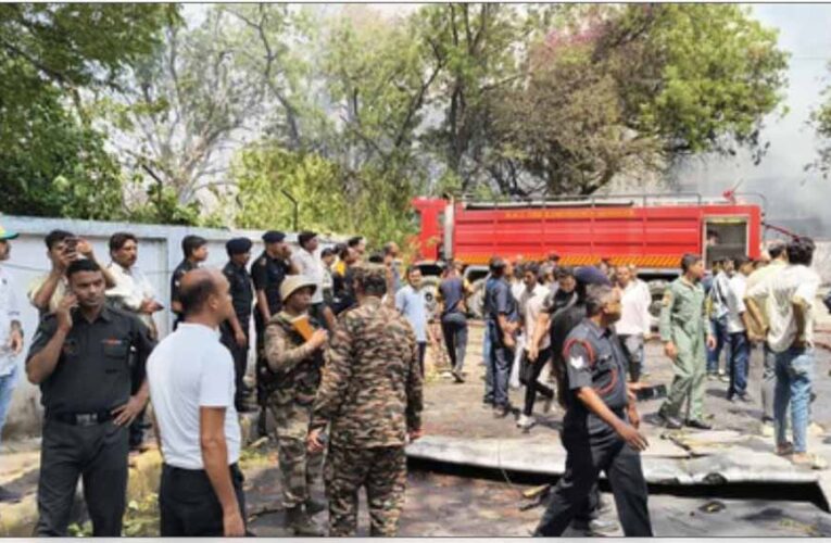 अहमदाबाद में विमान क्रैश, सेना-NDRF की टीम और डॉक्टर दुर्घटना स्थल पर तैनात