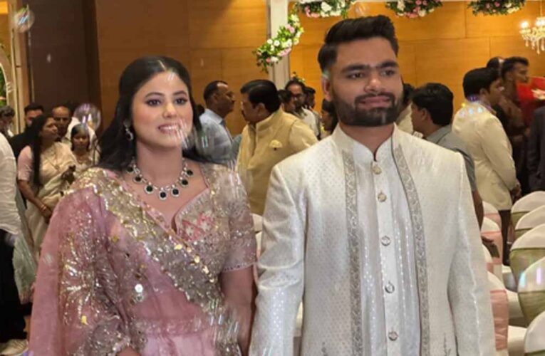 रिंकू सिंह और प्रिया सरोज की हुई सगाई, पिंक लहंगे में प्रिया तो सिल्वर शेरवानी में नजर आए रिंकू सिंह