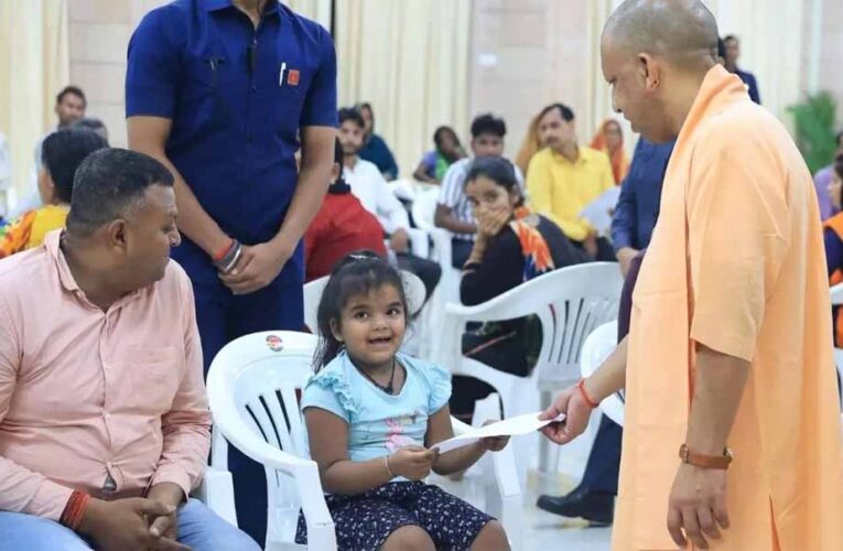 सीएम योगी के ‘जनता दर्शन’ में गुहार लगाने वाली मासूम वाची का नर्सरी में हुआ एडमिशन
