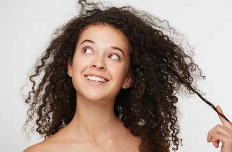 घुंघराले बालों की खूबसूरती बनाए रखें: अपनाएं ये असरदार DIY हेयर मास्क