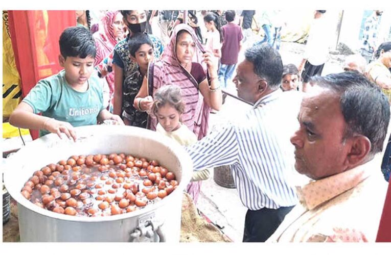 गुरु पूर्णिमा के मौके पर खंडवा में अतिथि देवो भव: की परंपरा निभाई जा रही ,आने वालों के लिए खाना-पीना पूरी तरह से फ्री