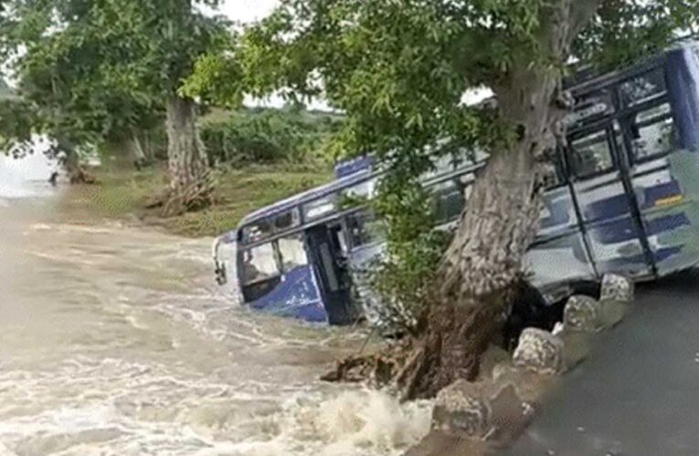 दमोह में उफनते नाले से पार कराने की कोशिश में बस अनियंत्रित होकर पुलिया से नीचे लटकी