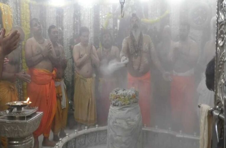 श्रावण मास में विशेष व्यवस्था, भोर में तीन बजे खुले महाकाल मंदिर के द्वार, गूंजा ‘जय श्री महाकाल’