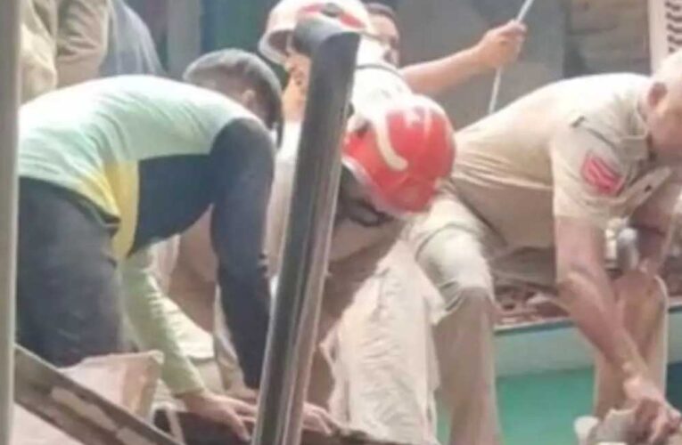 दिल्ली के वेलकम इलाके में चार मंजिला इमारत ढही, मलबे में दबे 4 लोग, रेस्क्यू ऑपरेशन जारी