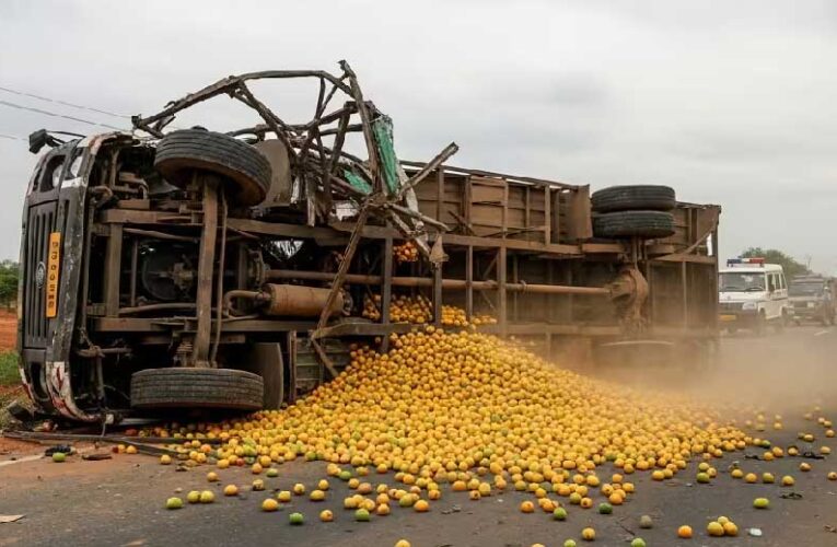 आंध्र प्रदेश में भीषण हादसा: आमों से लदा ट्रक पलटा, 9 मजदूरों की मौत, 10 घायल
