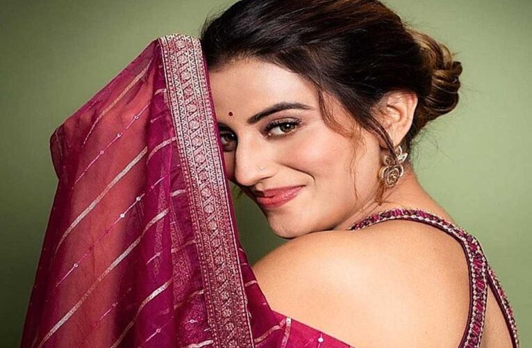 भोजपुरी फिल्म अभिनेत्री अक्षरा सिंह ने धोखाधड़ी के एक मामले में न्यायालय में आत्मसमर्पण किया