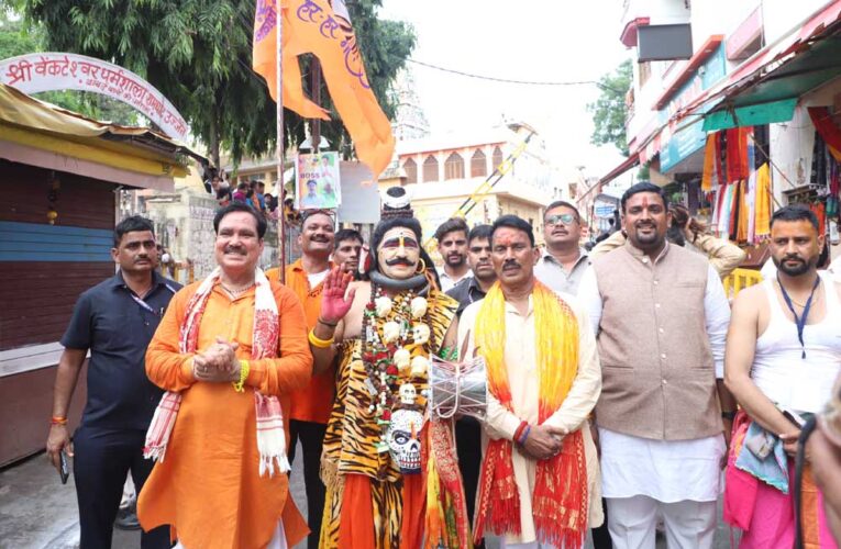 मुख्यमंत्री डॉ. यादव की मंशानुरूप  जनजातीय समूहों के कलाकारों ने सवारी में मनमोहक प्रस्तुतियां देकर किया बाबा श्रीमहाकाल का स्वागत