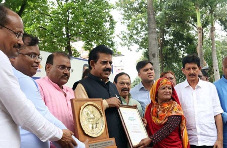 इंदौर नगर निगम की 7,500 सफाई मित्रों के लिए बड़ी घोषणा, हर महीने 1,000 रुपये अतिरिक्त स्वास्थ्य मद में दिए जाएंगे