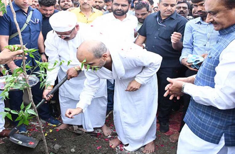 सागर : खुरई में ‘एक पेड़ मां के नाम’ अभियान के अंतर्गत एक ही दिन में 61,700 से अधिक पौधे रोपे गए