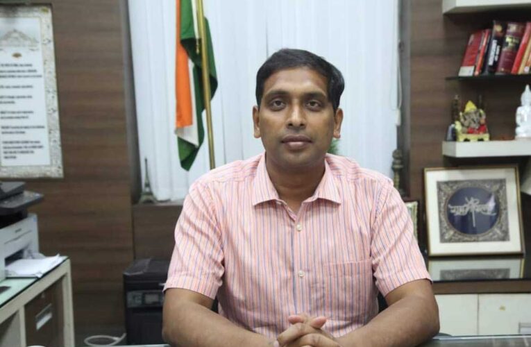 इंदौर कलेक्टर आशीष सिंह का सराहनीय कदम, खुद की सैलरी से 22 बच्चों की पढ़ाई का खर्च उठाया