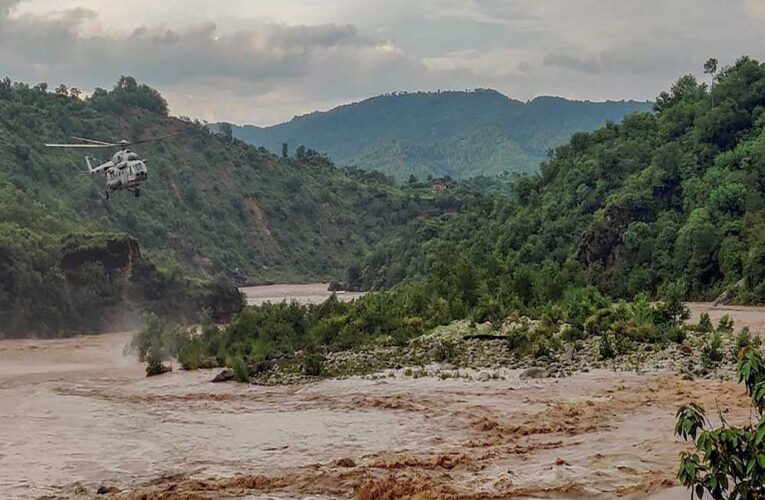 जम्मू-कश्मीर: राजौरी में भारी बारिश के बाद बाढ़ जैसे हालात, स्कूल बंद