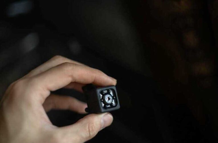 अफसर पर गंभीर आरोप: पत्नी के कमरे और बाथरूम में छुपाकर लगाए कैमरे, किया ब्लैकमेल