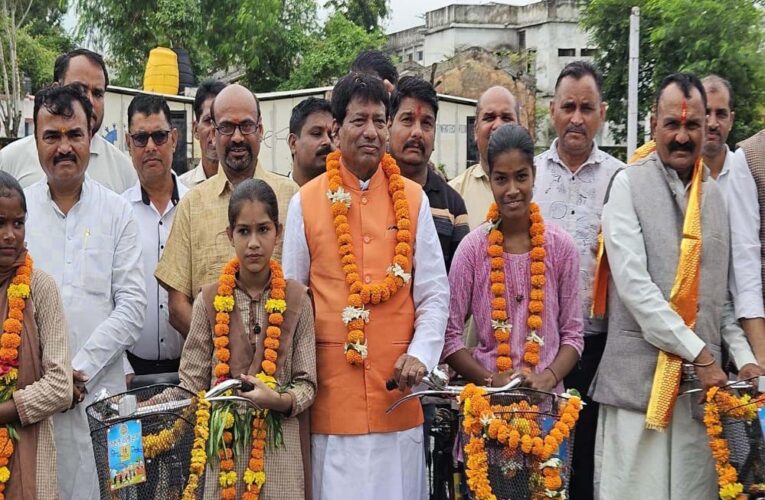 सभी विद्यालयों में विद्यार्थियों को रोजाना प्रार्थना के समय कराये पीटी- गोपाल सिंह इंजीनियर विधायक