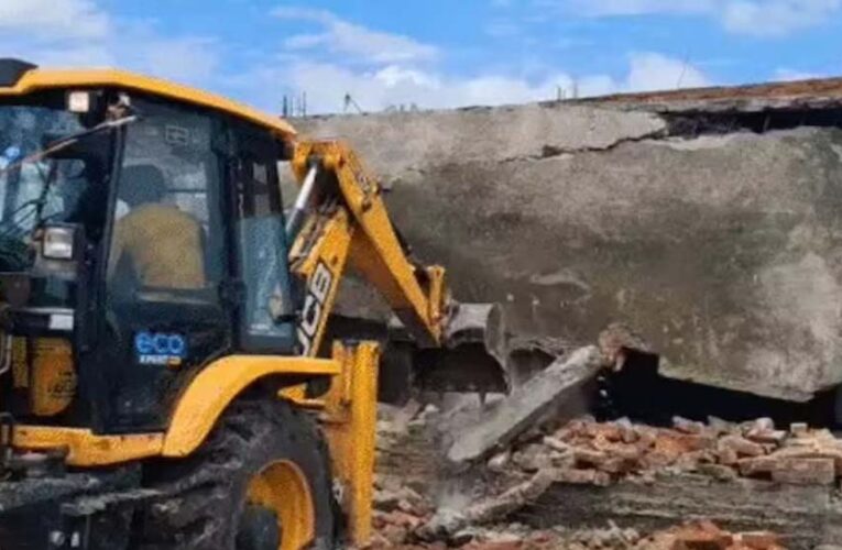 छांगुर बाबा के भतीजे सबरोज का घर 30 मिनट में गिरा, प्रशासन ने बुलडोजर चलाया