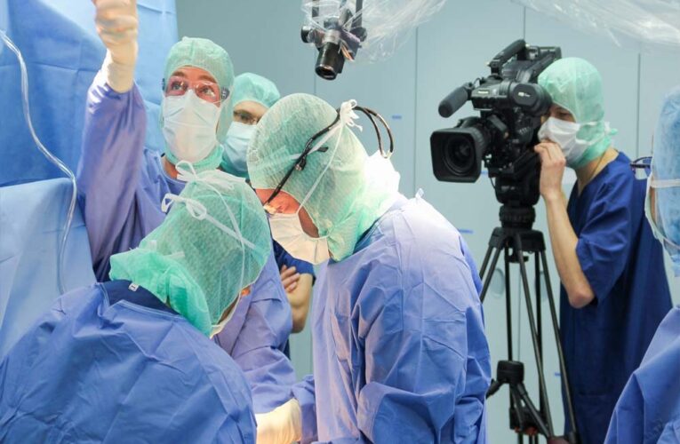 लाइव सर्जरी पर सुप्रीम कोर्ट की कड़ी नजर, NMC के नए नियमों से खत्म होगा मुनाफाखोरी का खेल