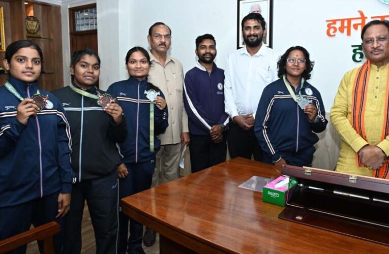 मुख्यमंत्री साय से किक बॉक्सिंग पदक विजेता खिलाड़ियों ने की सौजन्य मुलाकात