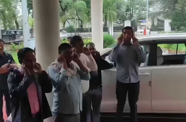 कवर्धा में कलेक्टर गोपाल वर्मा ने देर से आने वाले कर्मचारियों को कान पकड़कर उठक-बैठक लगवाई