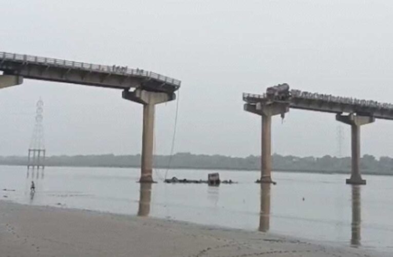 गुजरात : महिसागर नदी पर बना ब्रिज टूटा, कई वाहन गिरे, ट्रक लटका… 2 लोगों की मौत