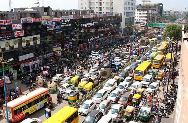 शहर में ट्रैफिक व्यवस्था बदहाल, हाईकोर्ट ने सख्ती दिखाई, कलेक्टर, पुलिस कमिश्नर और निगमायुक्त को हाजिर होने को कहा