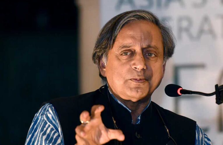 शशि थरूर का इमरजेंसी पर लेख: आज का भारत 1975 जैसा नहीं है