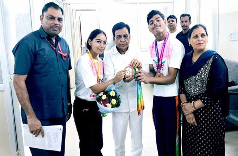 उप मुख्यमंत्री देवड़ा से मिले नेशनल चैम्पियनशिप विजेता आर्म रेसलर भाई-बहन रोहित और खुशी