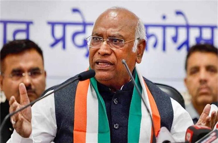 मणिपुर पर चुप क्यों? खरगे ने घेरा मोदी को, बोले- 42 देश घूमे लेकिन मणिपुर नहीं गए
