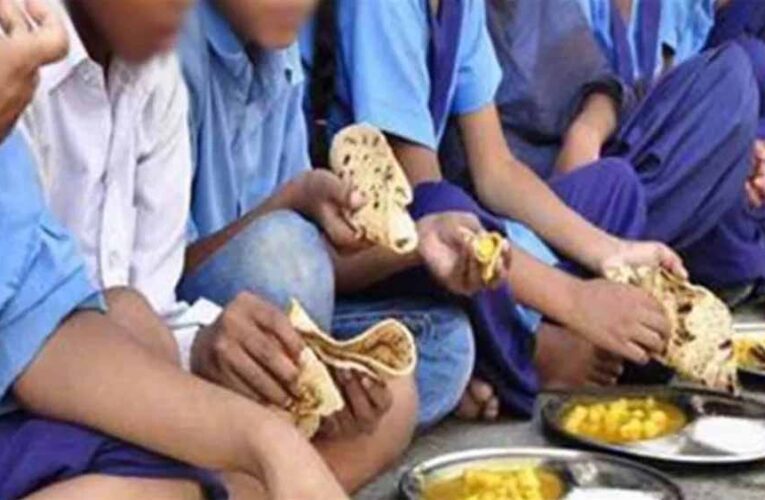 स्कूल में मिड डे मील बना ज़हर! छिपकली मिलने से बीमार हुए तीन बच्चे, अस्पताल में भर्ती