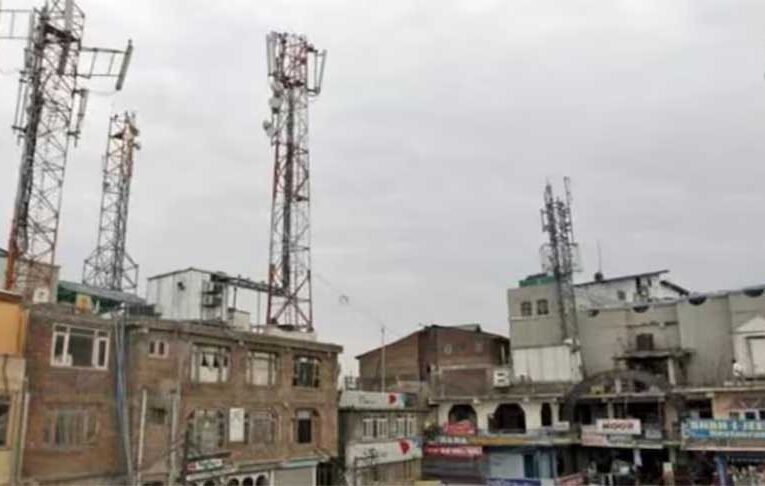 पड़ोसी की छत पर लगा मोबाइल टावर कर रहा नुकसान? ऐसे करें शिकायत