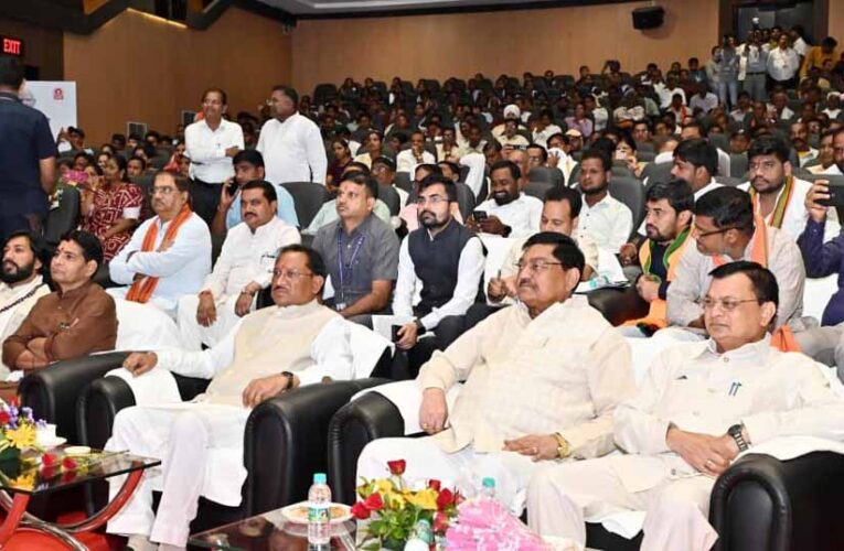 ‘मन की बात’ की 125वीं कड़ी का मुख्यमंत्री विष्णु देव साय सहित मंत्रियों और नागरिकों ने किया श्रवण