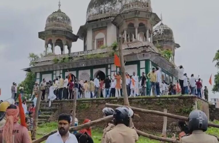 फतेहपुर में धार्मिक विवाद: मकबरे को मंदिर बताकर पूजा, फिर हुई तोड़फोड़
