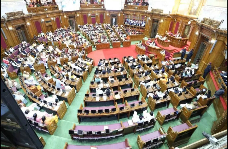 यूपी मानसून सत्र के पहले दिन दिखा नया अंदाज, सपा विधायक कांवड़ लेकर विधानसभा परिसर पहुंचे