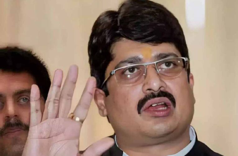 राजा भैया की मांग: संविधान से हटाए जाएं ‘समाजवाद’ और ‘धर्मनिरपेक्ष’ शब्द