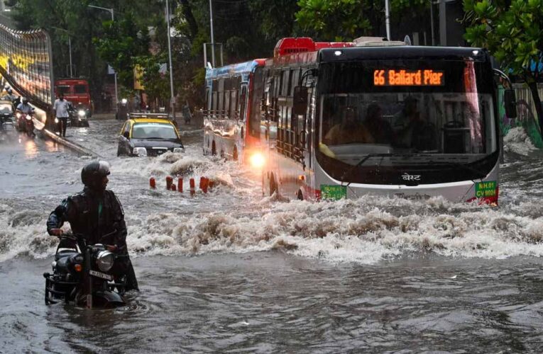 मुंबई बारिश: सबवे और सड़कें जलमग्न, ट्रेनें और फ्लाइट्स प्रभावित