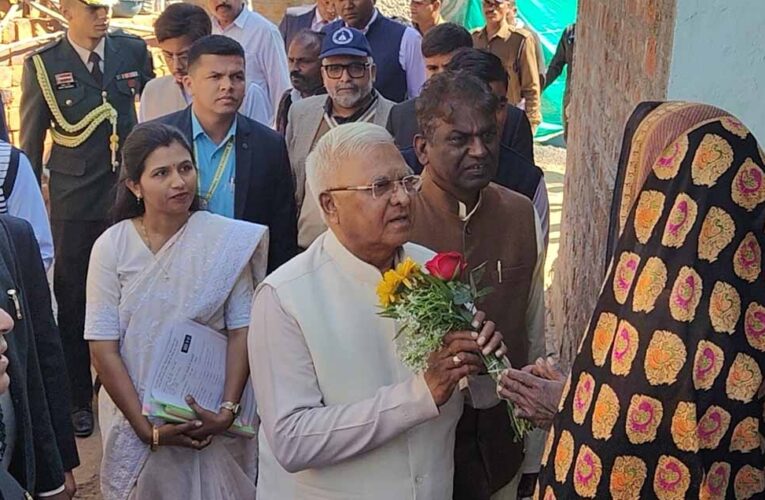 राज्यपाल पटेल प्रधानमंत्री आवास योजना के हितग्राही से मिले