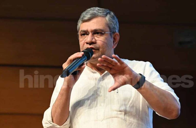 रेल यात्रियों के एक्स्ट्रा लगेज पर कोई फाइन नहीं, केंद्रीय मंत्री अश्विनी वैष्णव ने किया स्पष्ट