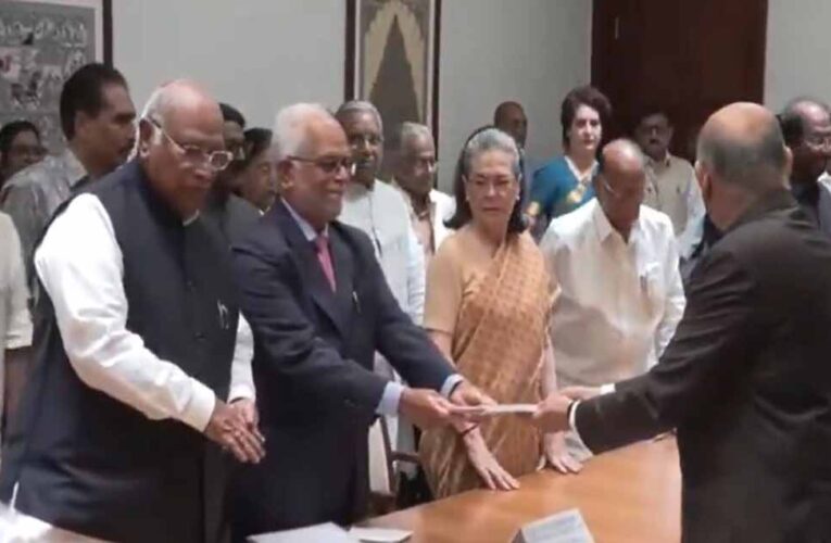 सुदर्शन रेड्डी ने उपराष्ट्रपति पद के लिए भरा पर्चा, सोनिया गांधी और विपक्षी नेता रहे साथ