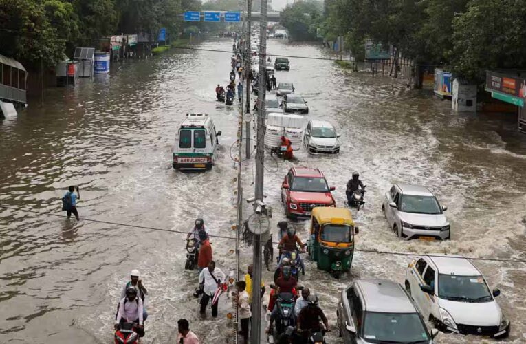 दिल्ली में यमुना का जलस्तर खतरे के निशान से ऊपर, सड़कों पर समंदर जैसा नजारा