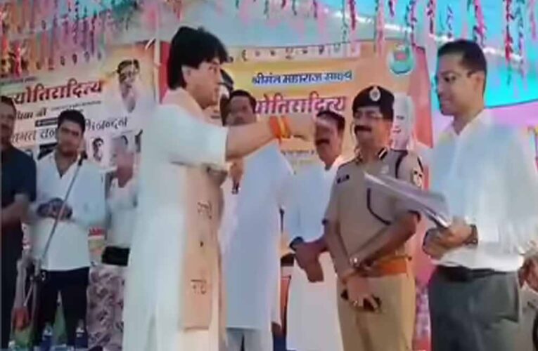 कलेक्टर आदित्य सिंह के मुरीद हुए ज्योतिरादित्य सिंधिया, मंच पर भरी तालियों से हैरान हुए नेता