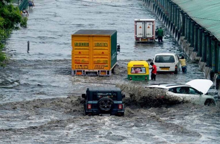 जम्मू से गुजरात तक भारी बारिश का कहर, राजस्थान में 91 की मौत, मुंबई में उड़ानों पर असर