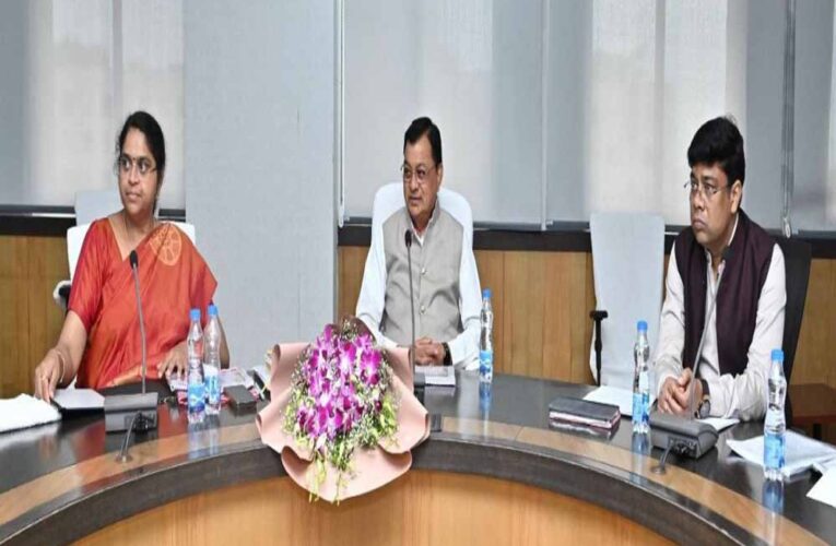 रायपुर : शराब दुकानों में जल्द लागू होगी कैशलेश व्यवस्था,  मंत्री लखन लाल देवांगन ने दिए निर्देश