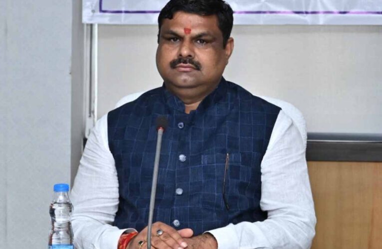 रायपुर : शिक्षा विभाग के अधिकारी शिक्षण कार्य को सर्वोच्च प्राथमिकता दें : मंत्री गजेन्द्र यादव