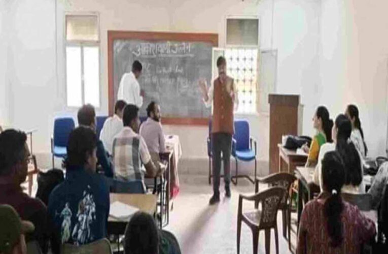 आकाशवाणी उज्जैन के सभी कार्यक्रम अब एफ.एम. 102.5 मेगाहर्ट्ज पर सुनें